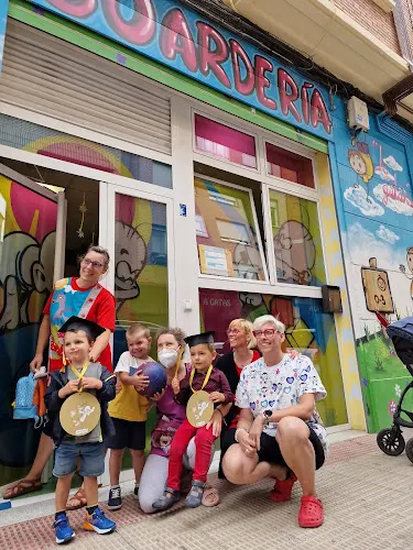 GUARDERÍA INFANTIL A GATAS - Logroño